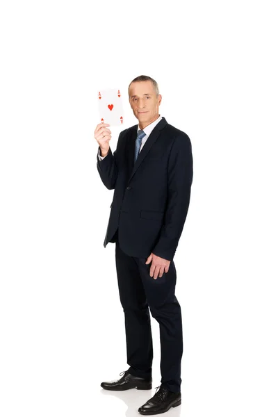 Homem de negócios com cartão de ás vermelho — Fotografia de Stock
