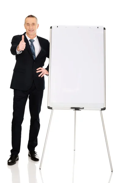 Männliche Führungskraft mit Ok-Zeichen nahe Flip-Chart — Stockfoto