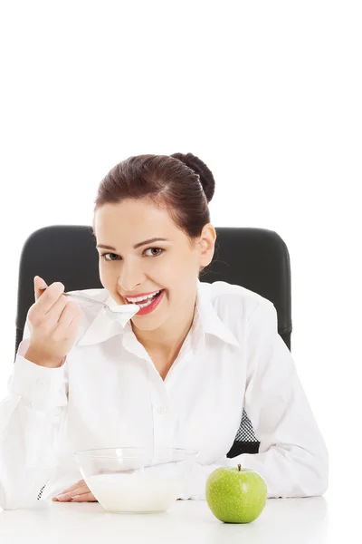 Femme saine mangeant du yaourt naturel — Photo