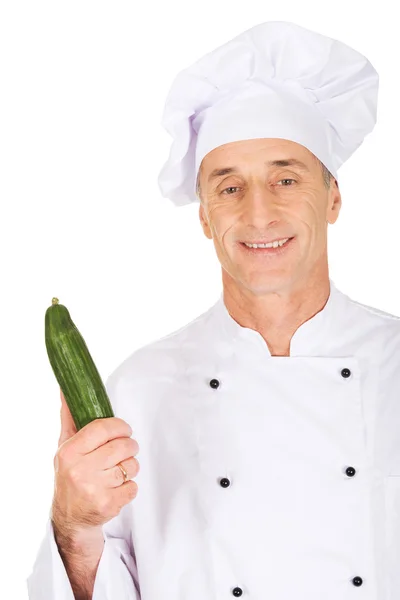 Mužský kuchař s okurkou — Stock fotografie
