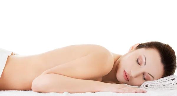 Mulher deitada em uma toalha pronta para massagem — Fotografia de Stock
