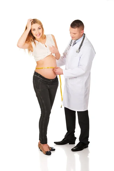 Arzt misst Schwangerschaftsbauch — Stockfoto