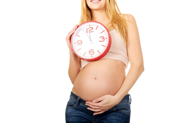 Femme enceinte avec une horloge — Photo