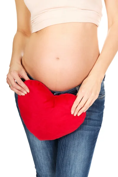 Έγκυος γυναίκα με ένα μαξιλάρι καρδιά — Φωτογραφία Αρχείου