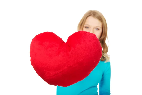 Mujer con almohada en forma de corazón — Foto de Stock