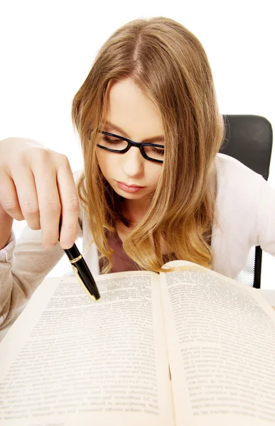 Mujer preparándose para el examen — Foto de Stock