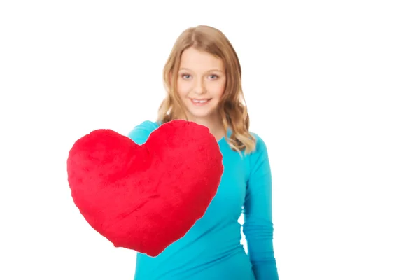 Donna con cuscino a forma di cuore — Foto Stock