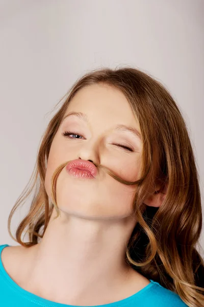 Mulher feliz com bigode de cabelo — Fotografia de Stock