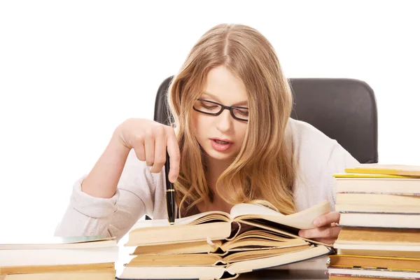 Mujer aprendiendo a examinar — Foto de Stock