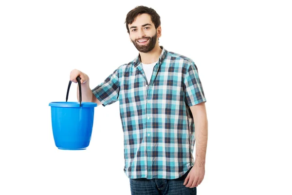 Pohledný muž držící plastové vědro. — Stock fotografie