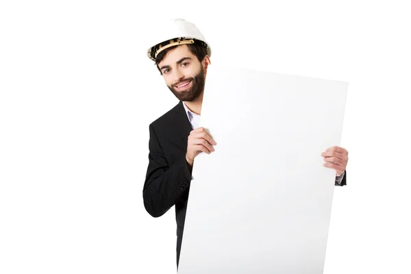 Ingeniero guapo sosteniendo banner vacío . — Foto de Stock