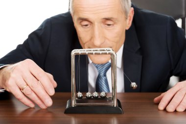 Newton topları ile oynarken işadamı