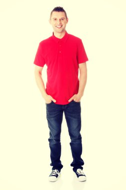Kırmızı tişörtlü yakışıklı adam
