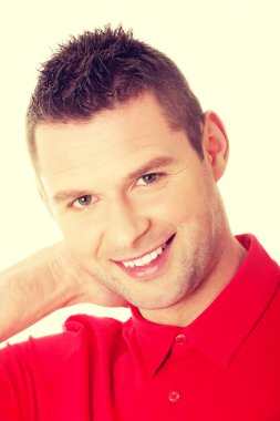 Dişlek gülümseme ile yakışıklı adam
