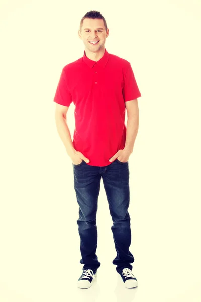 Красивый мужчина в красной рубашке — стоковое фото