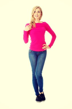 Genç casual kadın tarzı. Stüdyo portre