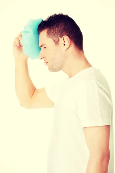 Homme avec sac de glace pour maux de tête — Photo