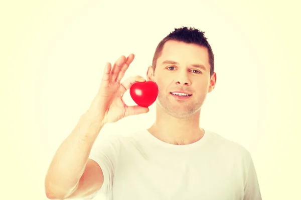 Man met een rood hart — Stockfoto