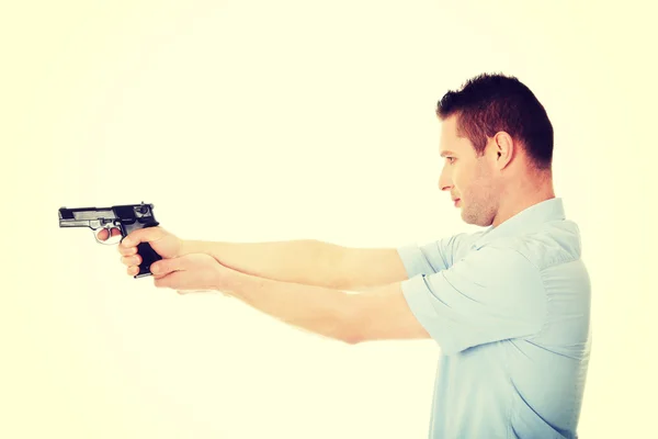 Homme tenant une arme de poing — Photo