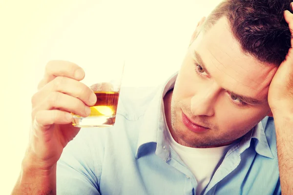 Uomo che beve whisky — Foto Stock