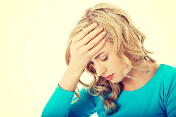 Besorgte Frau hat großes Problem — Stockfoto