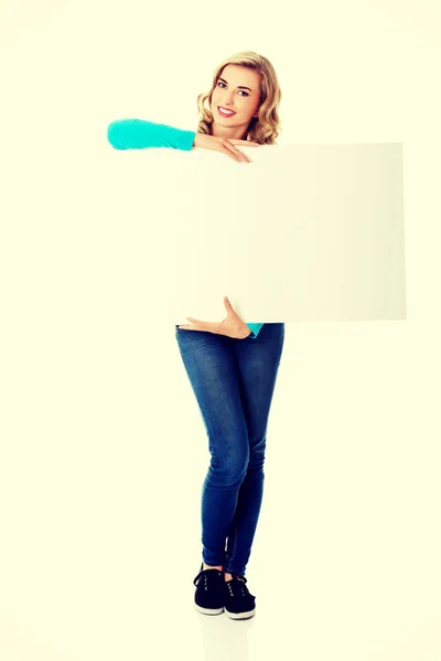 Mujer con tablero en blanco — Foto de Stock