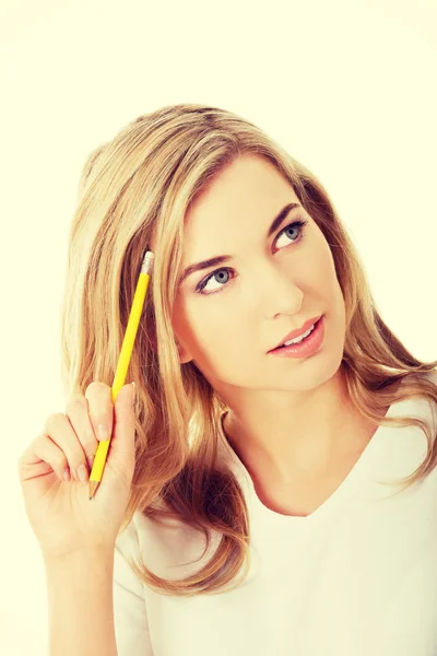 Femme réfléchie avec crayon — Photo