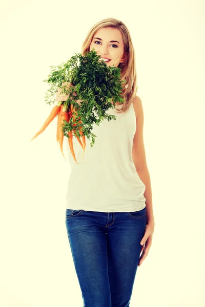 Jeune femme aux carottes — Photo