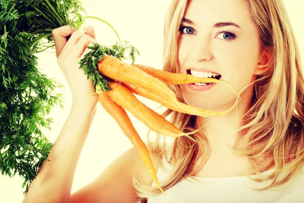 Mujer joven con las zanahorias — Foto de Stock