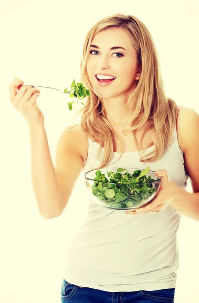 Lächelnde Frau isst Salat — Stockfoto