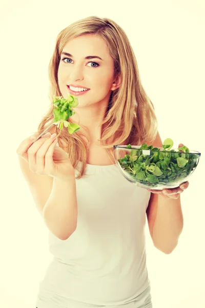 Mujer sonriente comiendo salat — Foto de Stock