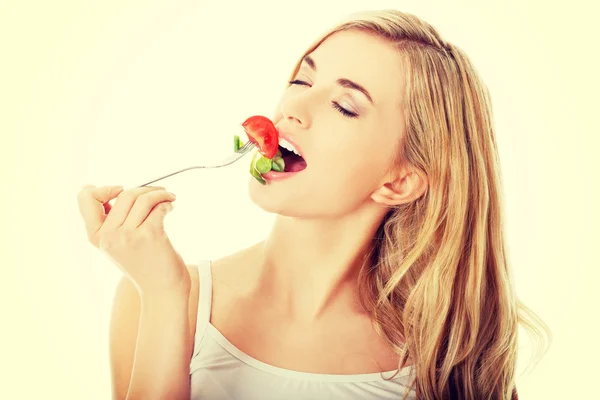 Lächelnde Frau isst Salat — Stockfoto