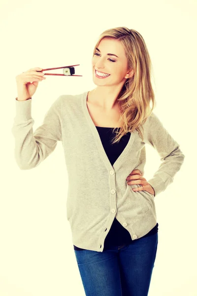 Woman eating sushi — Stock Photo, Image