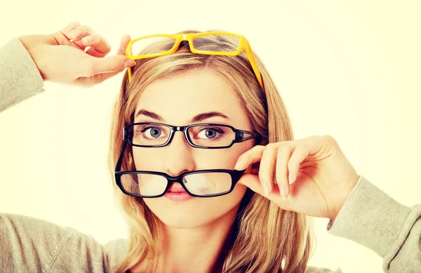 Mujer joven con anteojos — Foto de Stock