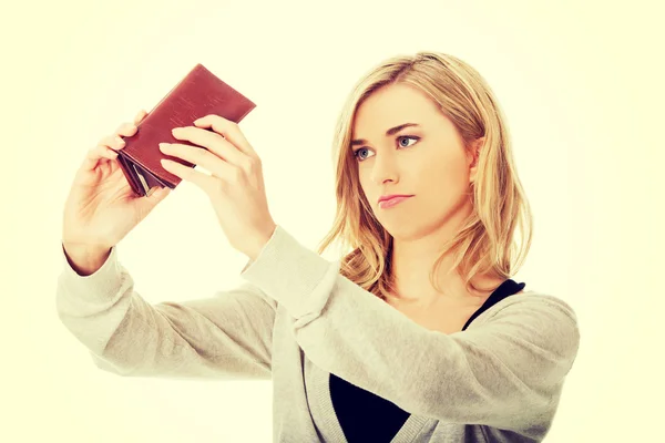 空の財布を持つ若い白人女性 — ストック写真