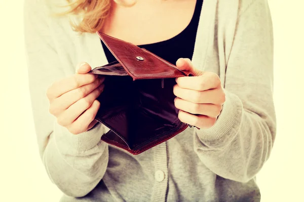 Mujer joven caucásica con cartera vacía — Foto de Stock