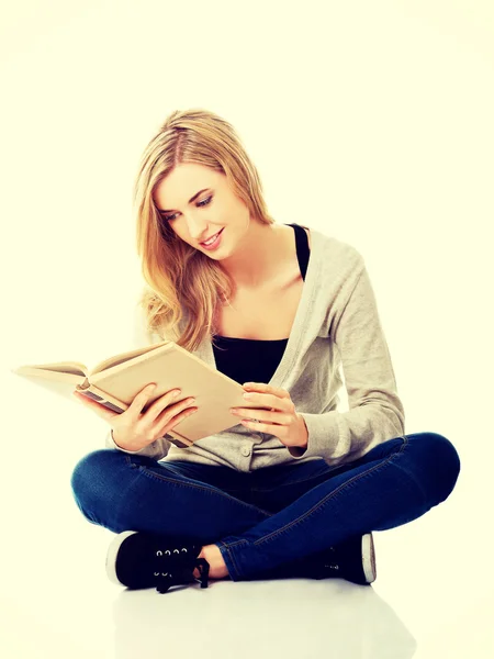 Student vrouw met boek — Stockfoto