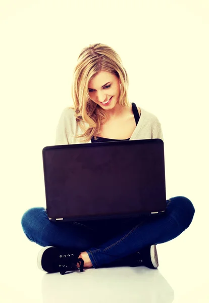 Smiling woman using a laptop — Stock Photo, Image