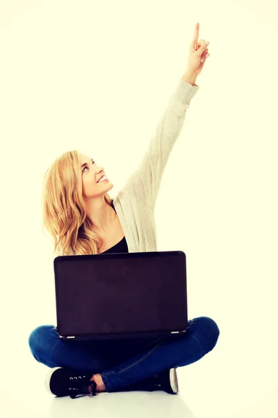 Smiling woman using a laptop — Stock Photo, Image