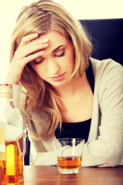 Yound γυναίκα στην κατάθλιψη, κατανάλωση αλκοόλ — Φωτογραφία Αρχείου
