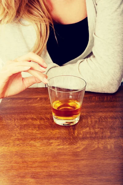 Junge Frau in Depressionen, trinkt Alkohol — Stockfoto