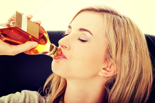 Yound woman in depression, drinking alcohol — Stock Photo, Image