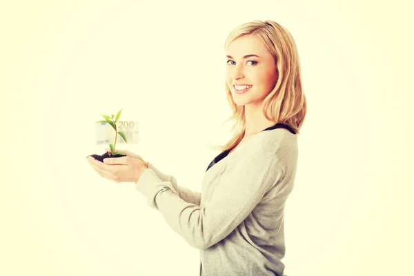 Mujer con planta y suciedad en la mano —  Fotos de Stock