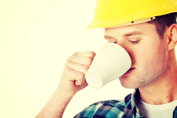 Werknemer op een pauze drinken koffie — Stockfoto