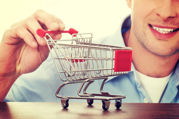 Homem com uma pequena cesta de compras . — Fotografia de Stock