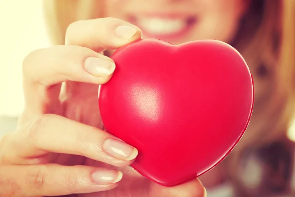 Lachende vrouw met rood hart — Stockfoto