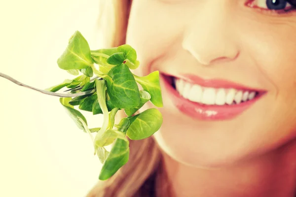 Mulher sorrindo comer salada — Fotografia de Stock