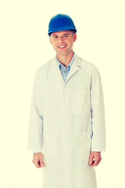 Homme en blouse de laboratoire et casque — Photo