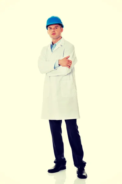 실험실 외 투 및 헬멧에 있는 남자 — 스톡 사진