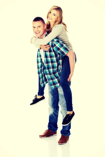 Feliz pareja joven — Foto de Stock